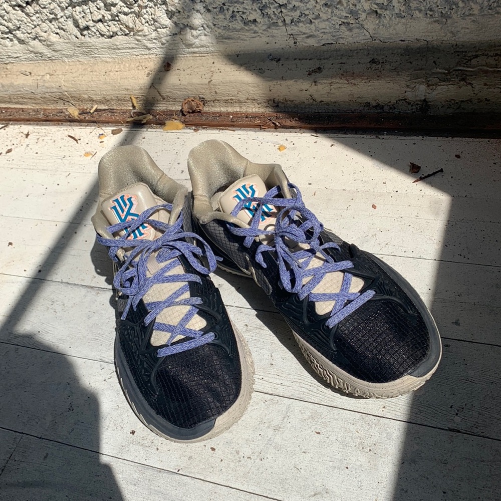 Nike Kyrie 4’s low. Black rattan smoke grey. Men’s size 10